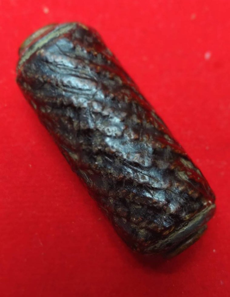 303333 ตะกรุดสาริกา หลวงพ่อเงิน  วัดบางคลาน สองกษัตริย์  เนื้อตะกั่วแกนทองแดง  พุทธศักราช 2445 - 2453  (นิยม) จ.พิจิตร 