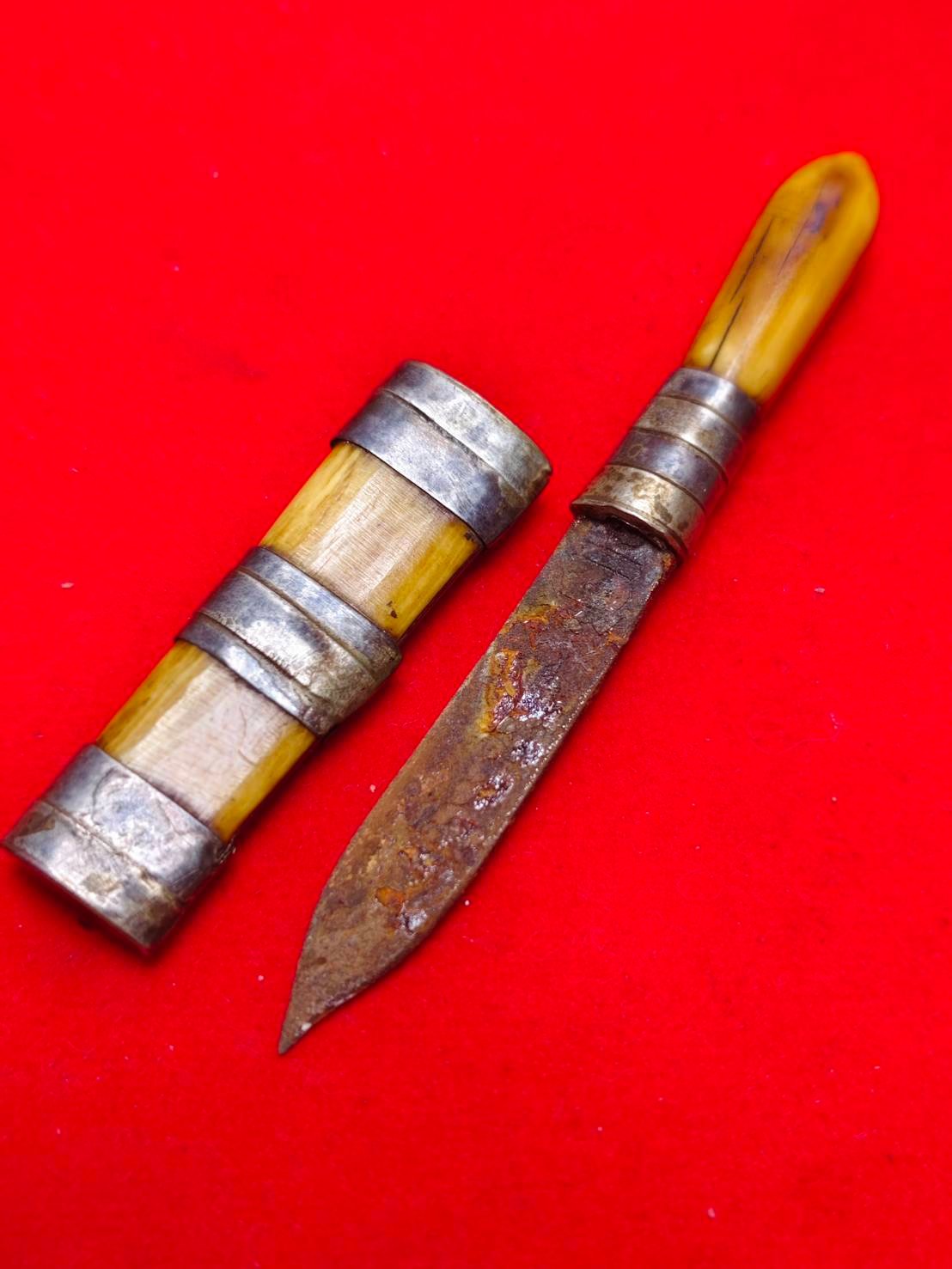 303344 มีดหมอสาริกาหลวงพ่อเดิม  ด้ามงา-ฝักงา แหนบเงินตลอดเล่น  ใบมีด เนื้อโลหะ  จัดสร้างปี 2470-2494  วัดหนองโพธิ์ จ.นครสวรรค์ 