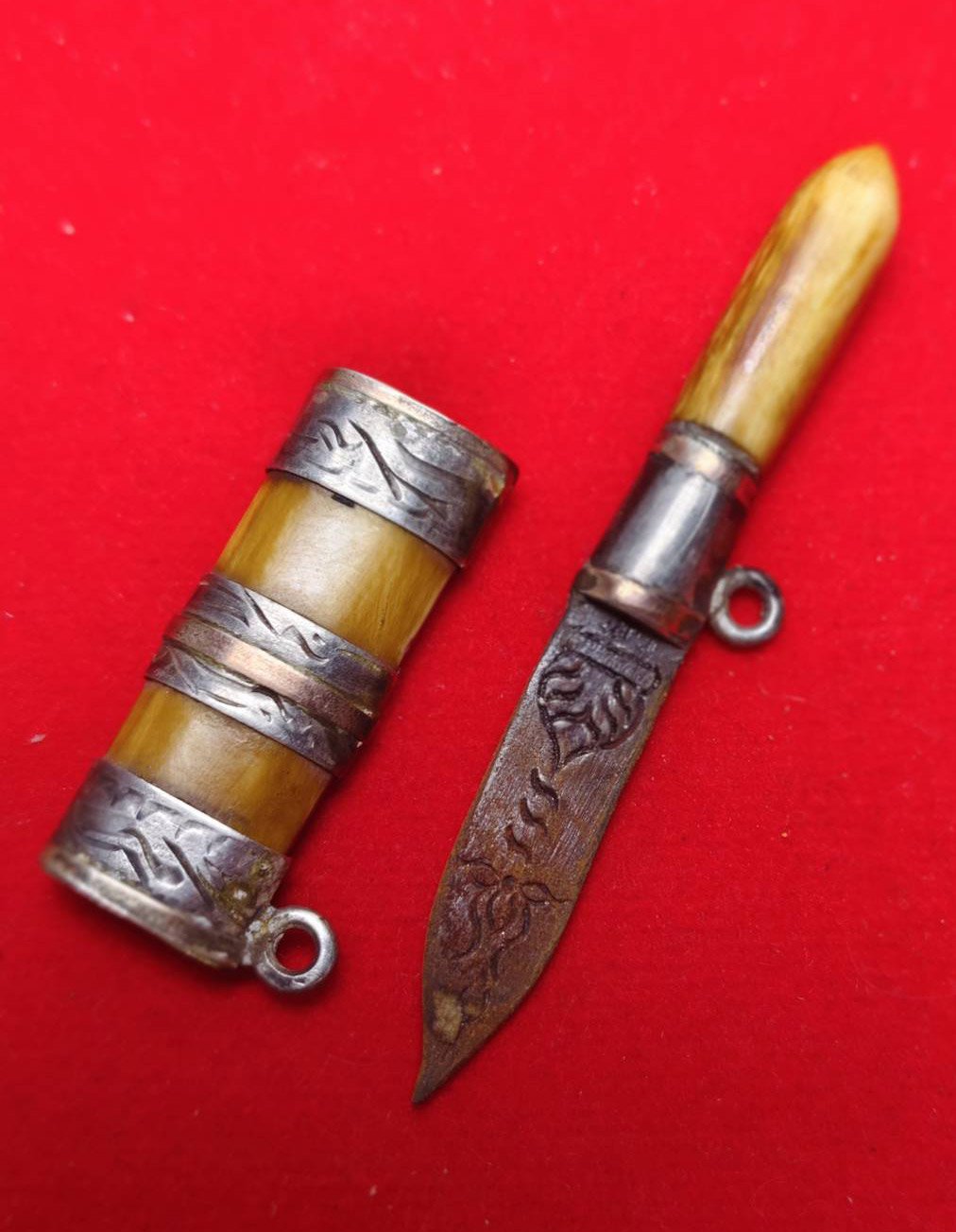 303345 มีดหมอสาริกาหลวงพ่อเดิม  ด้ามงา-ฝักงา แหนบเงินและนาค  ใบมีด เนื้อโลหะ  จัดสร้างปี 2470-2494  วัดหนองโพธิ์ จ.นครสวรรค์ 