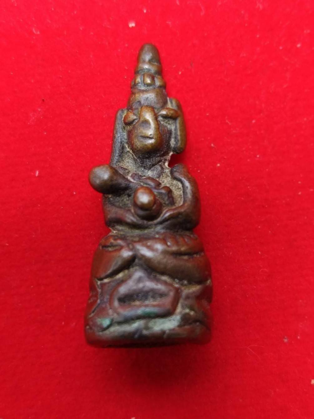 303426 พระอุปคุต เขมร  พิมพ์อุ้มบาตรถือดอกบัว  เนื้อทองเหลือง  วัด/พบในเมืองไทย 