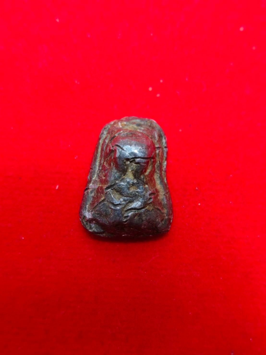 303429 พระปิดตา กรุวัดสุวรรณ  พิมพ์ปิดตา เนื้อชินตะกั่ว  ประมาณพ.ศ. 2450-2453  จังหวัดอ่างทอง