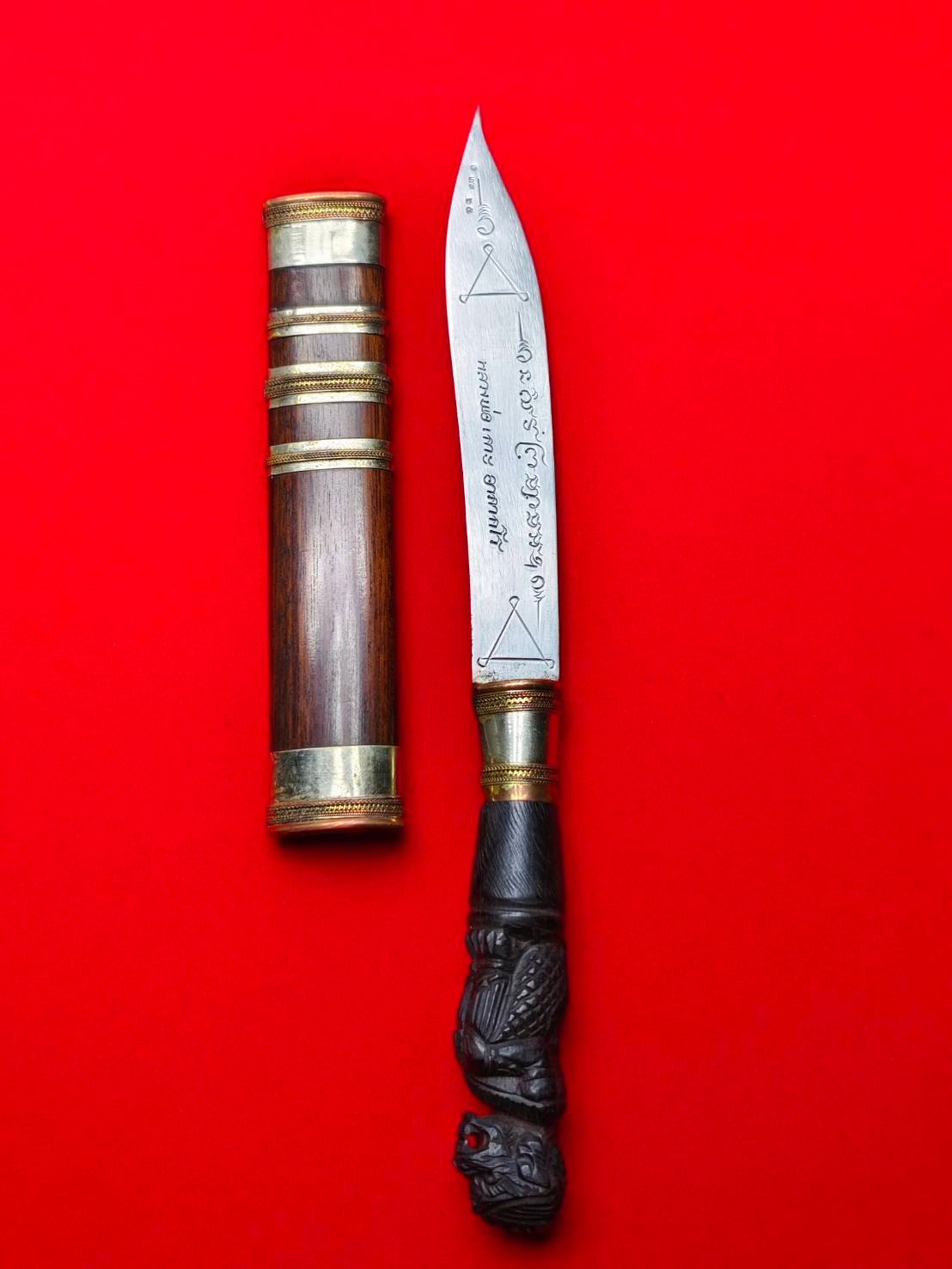 303432 มีดหมอเทพศาสตราวุธ  หลวงพ่อเกาะ วัดท่าสมอ  ด้ามไม้แกะหนุมาน-ฝักไม้  ใบเนื้อโลหะ จังหวัดชัยนาท