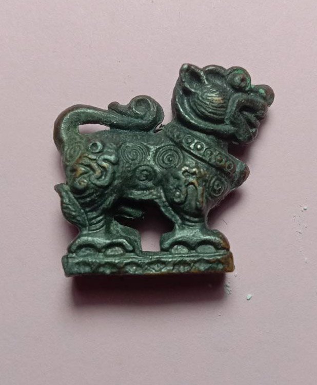 303474 สิงห์หล่อโบราณ  เนื้อตะกั่วหลวงพ่อกวย  วัดโฆสิตาราม  จ.ชัยนาท