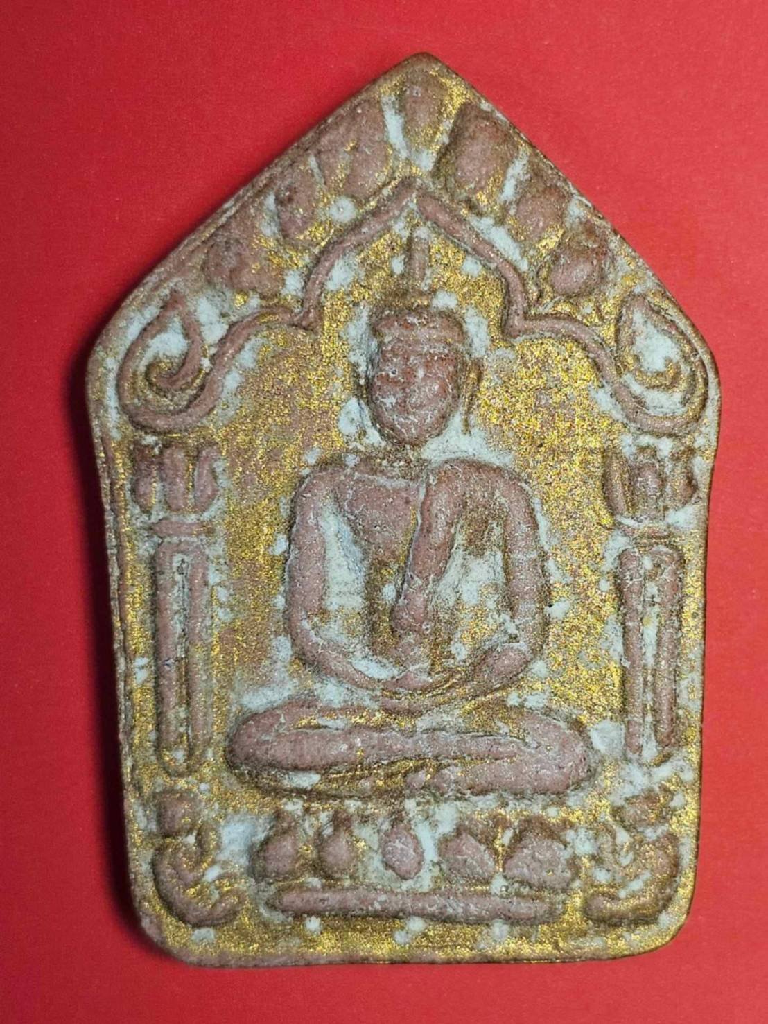 303502 ชื่อพระ:ขุนแผนผงพรายกุมาร  หลวงปู่ทิม วัดละหารไร่ จ.ระยอง ปี 2516-2517 เนื้อแดงว่านสบู่เลือด  ทาทอง2หน้า ฝังตะกรุดทองคำ9ดอก