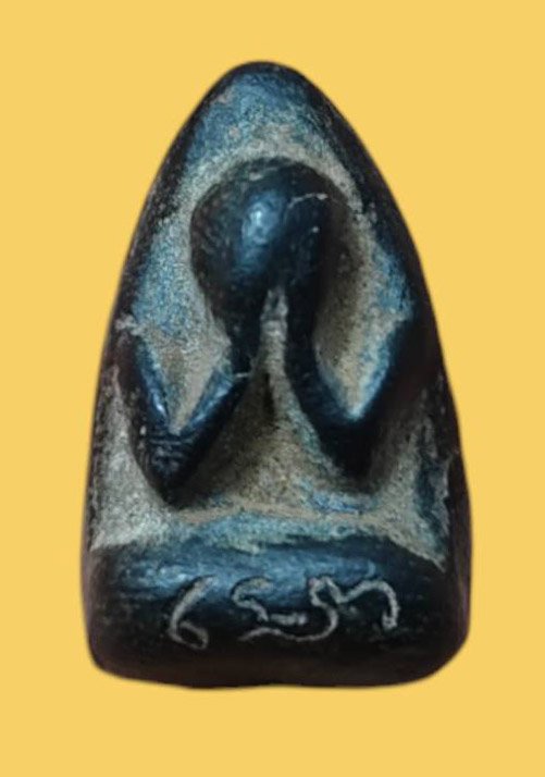 303722 พระกริ่งคลองตะเคียน พิมพ์ปิดตา เนื้อดินผสมผงใบลาน ประมาณพุทธศตวรรษที่ 23-24 วัดประดู่ทรงธรรม จ.พระนครศรีอยุธยา