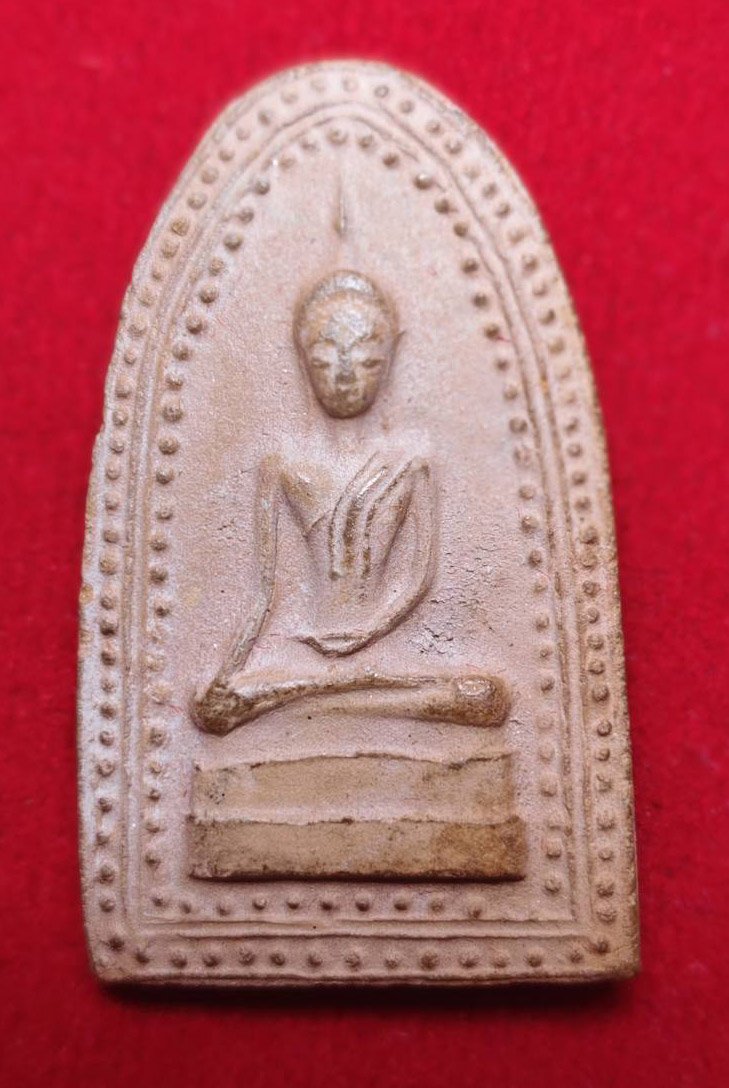 303763 พระสรรค์นั่ง จ.ชัยนาท พิมพ์ปางมารวิชัยข้างเม็ด  ประมาณพ.ศ. 2500 - 2515  เนื้อดินผสมทรายเศษ   หลวงพ่อกวย วัดโฆสิตาราม 