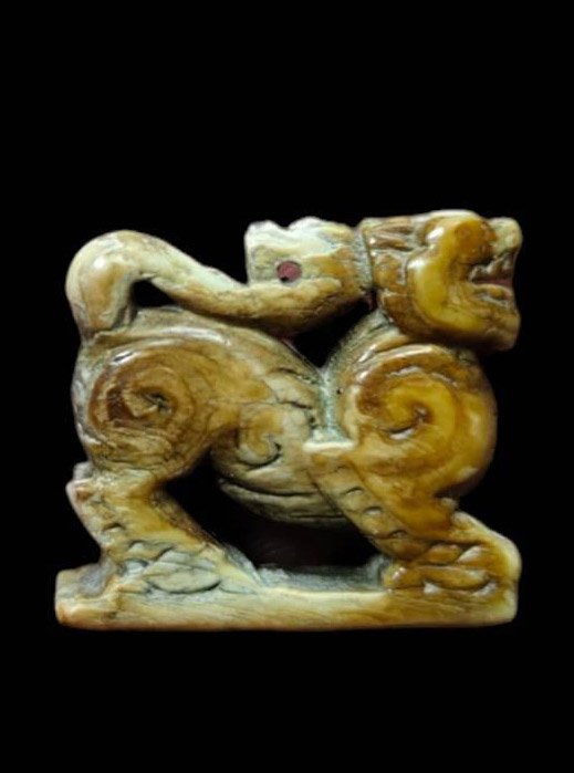 303813 สิงห์หลวงพ่อเดิม พิมพ์สามขวัญเนื้องาแกะ พุทธศักราช2470-2494 วัดหนองโพ จังหวัดนครสวรรค์