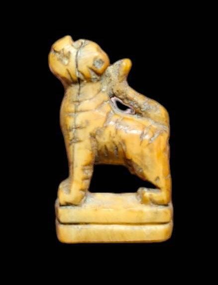 303815 เสือแกะหลวงปู่ยิ้ม เนื้องาแกะ พุทธศักราช2435-2453 วัดศรีอุปลาราม (วัดหนองบัว) จ.กาญจนบุรี