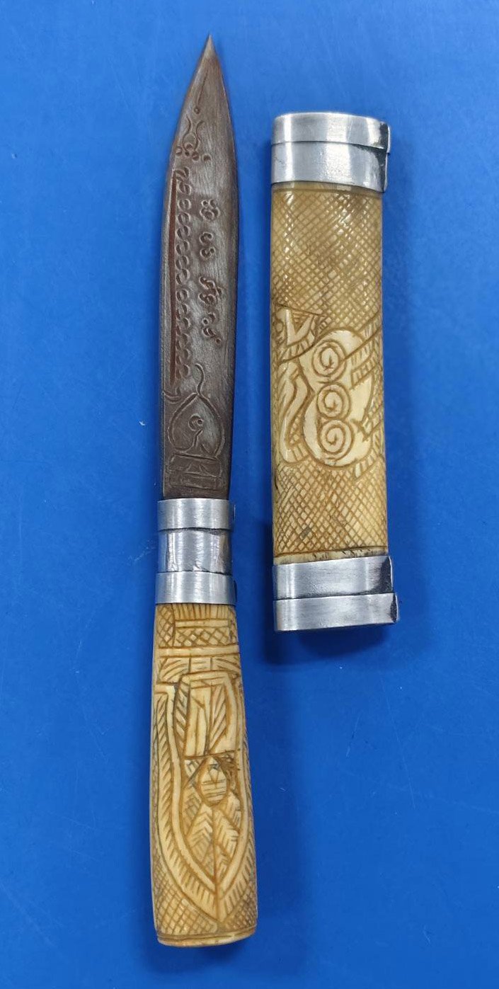 303808 มีดหมอหลวงพ่อเดิม  ด้ามกระดูกช้าง-ฝักกระดูกช้าง  แหนบเงินตลอดเล่ม ใบมีด เนื้อโลหะ  จัดสร้างปี 2470-2494  วัดหนองโพธิ์ จ.นครสวรรค์ 