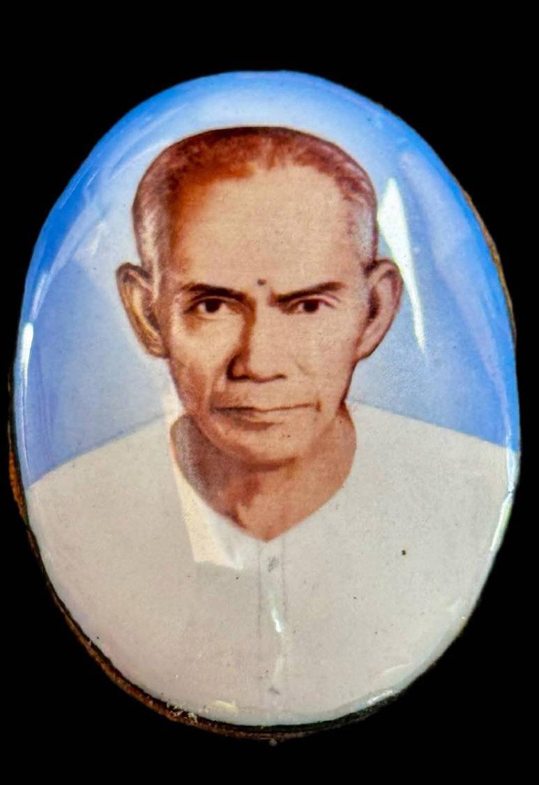 307194 ล็อกเก็ตหินอ่อน รุ่นแรก เซียนแปะโรงสี ปี 2519 หน้าหนุ่ม จ.ปทุมธานี