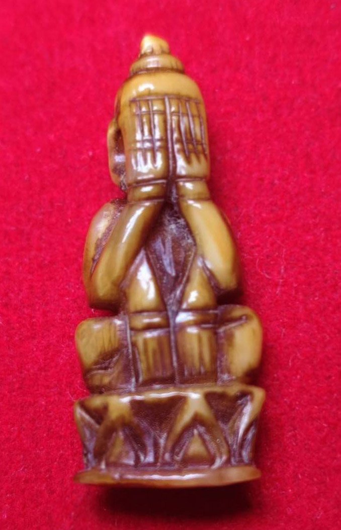 303839 พระปิดตาเขี้ยวแกะ  หลวงพ่อเดิม เนื้อเขี้ยวเสือ  จัดสร้างปี 2470-2494  วัดหนองโพธิ์ จ.นครสวรรค์ 