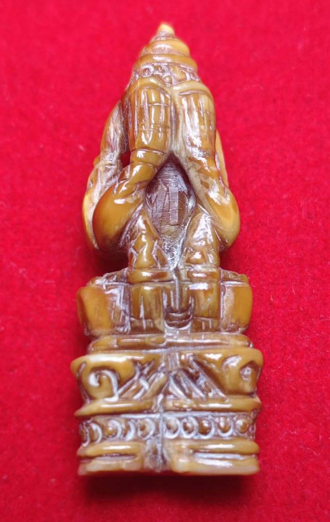 303841 พระปิดตาเขี้ยวแกะ  หลวงพ่อเดิม เนื้อเขี้ยวเสือ  จัดสร้างปี 2470-2486  วัดหนองโพธิ์ จ.นครสวรรค์ 