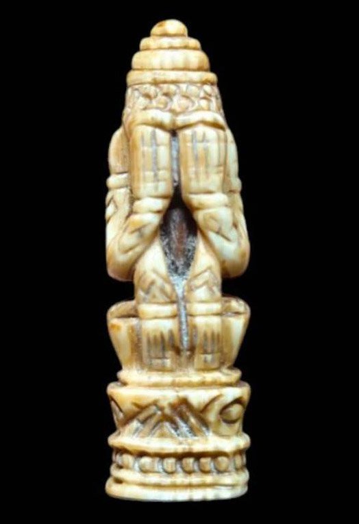 303977 พระปิดตางาแกะ สำนักเขาอ้อตักศิลา พุทธศักราช2480-2500 เนื้องาช้าง จ.พัทลุง