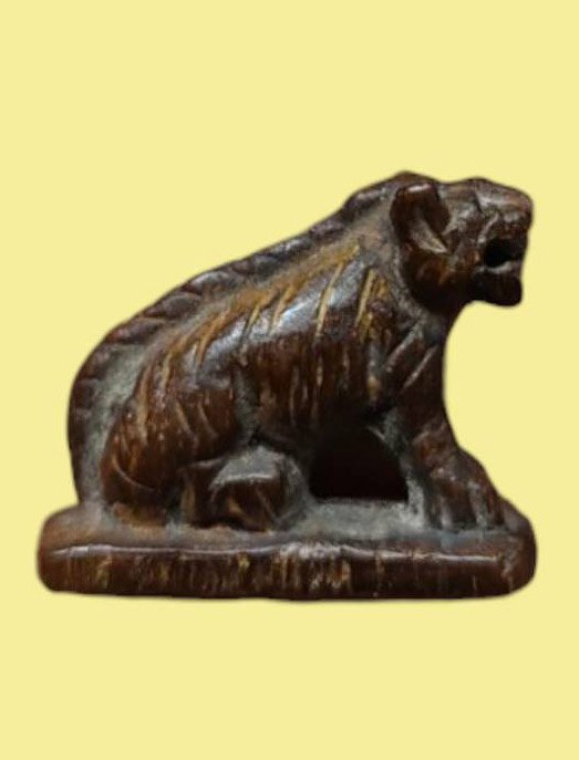 304031 เสือแกะหลวงปู่ยิ้ม เนื้อไม้แกะ พุทธศักราช2435-2453 วัดศรีอุปลาราม (วัดหนองบัว) จ.กาญจนบุรี