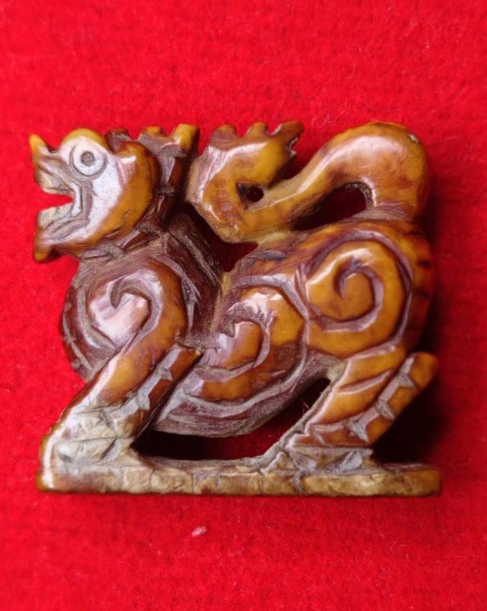 304047 สิงห์งาแกะ หลวงพ่อเดิม  วัดหนองโพ พิมพ์สามขวัญ  เนื้องาช้าง สร้างปี 2470-2494  จ.นครสวรรค์ 