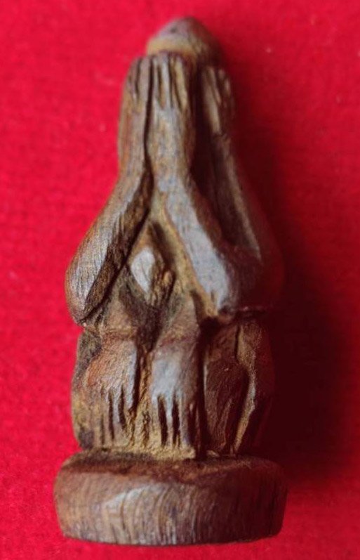 304079 พระปิดตาไม้แกะ หลวงพ่อเดิม  เนื้อไม้โพธิ์ฟ้าผ่า ยุคต้น  จัดสร้าง พ.ศ.2470-2477  วัดหนองโพธิ์ จ.นครสวรรค์ 