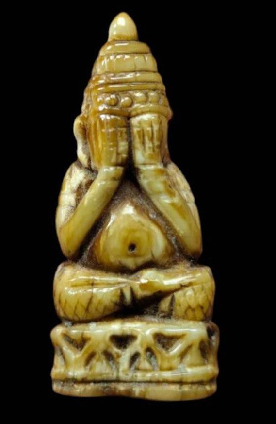 304094 พระปิดตาเนื้องาแกะ หลวงพ่อเดิม พุทธศักราช 2470-2480 วัดหนองโพ จ.นครสวรรค์