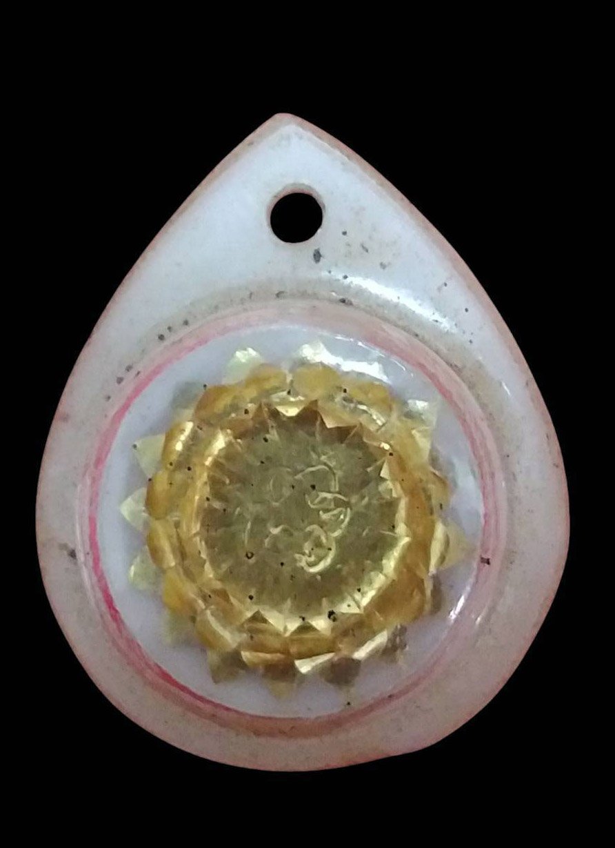 304102 ดอกพิกุลทองคำ  จารยันต์พุทโธ  คุณแม่บุญเรือน  สร้างปี 2494-2499