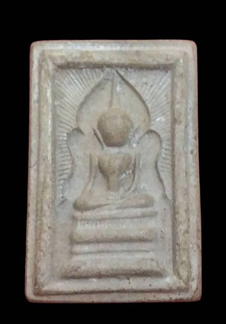 304130 พระสมเด็จแหวกม่าน  พิมพ์อกใหญ่ปางมารวิชัย  (หลังเรียบ) พ.ศ. 2500  เนื้อผง หลวงพ่อกวย  วัดโฆสิตาราม จ.ชัยนาท