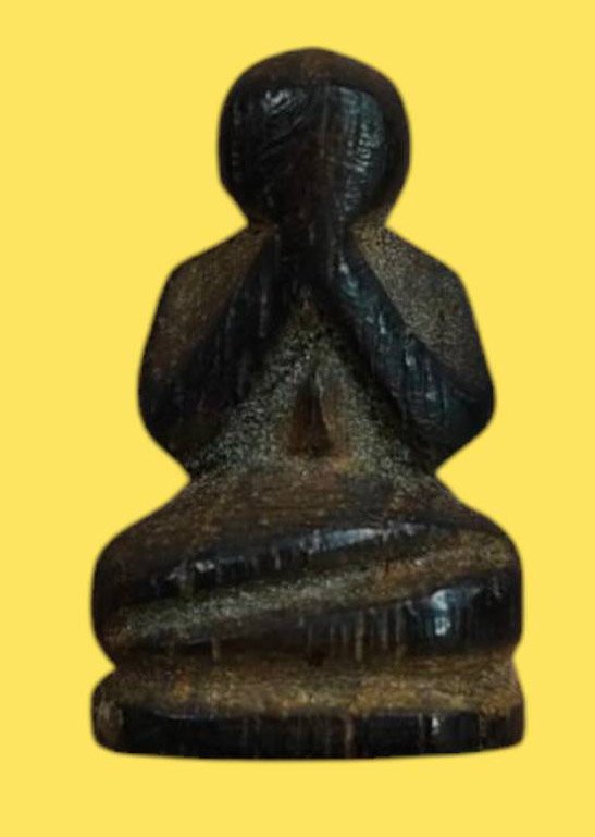 304201 พระปิดตาหลวงปู่รอด เนื้อไม้โพธิ์แกะ พุทธศักราช 2450 - 2455 วัดโคนอน กรุงเทพมหานคร