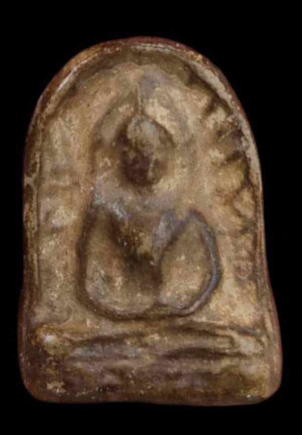 304240 พระซุ้มกอ เนื้อดิน พิมพ์กลาง  พุทธศตวรรษที่ 18-19 กรุวัดพิกุล จ.กำแพงเพชร