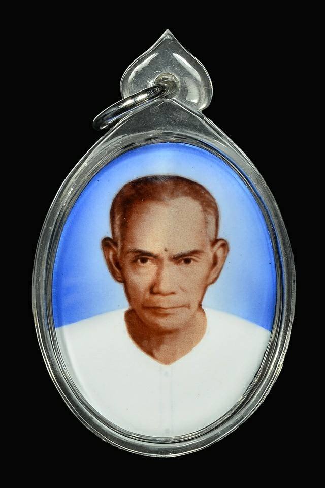 (295843) ล็อกเก็ตรุ่นแรก เซียนแปะโรงสี ปี 2519 พิมพ์กลางฉากฟ้า จังหวัดปทุมธานี 