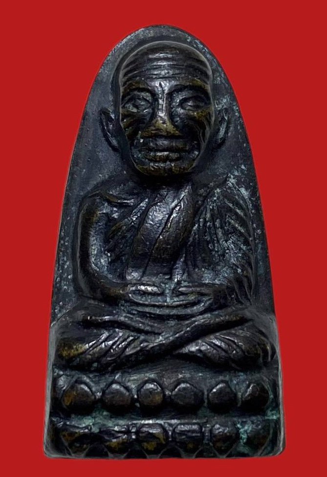  304358 หลวงปู่ทวด วัดช้างให้  พิมพ์เตารีดหลังหนังสือเล็ก  พิมพ์ ว. กลวง ปี 2505  เนื้อทองเหลืองรมดำ  จังหวัดปัตตานี