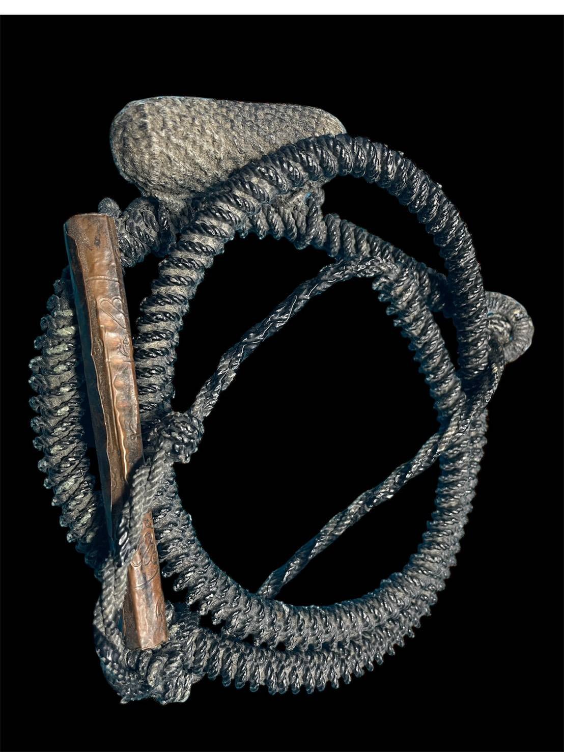 304363 เชือกคาดเอวตะกรุด2ดอก หลวงปู่หลิวยุคต้น (วัดสนามแย้) ลงรักถักเชือก สร้างประมาณ2484-2520 วัดสนามแย้ จ.กาญจนบุรี