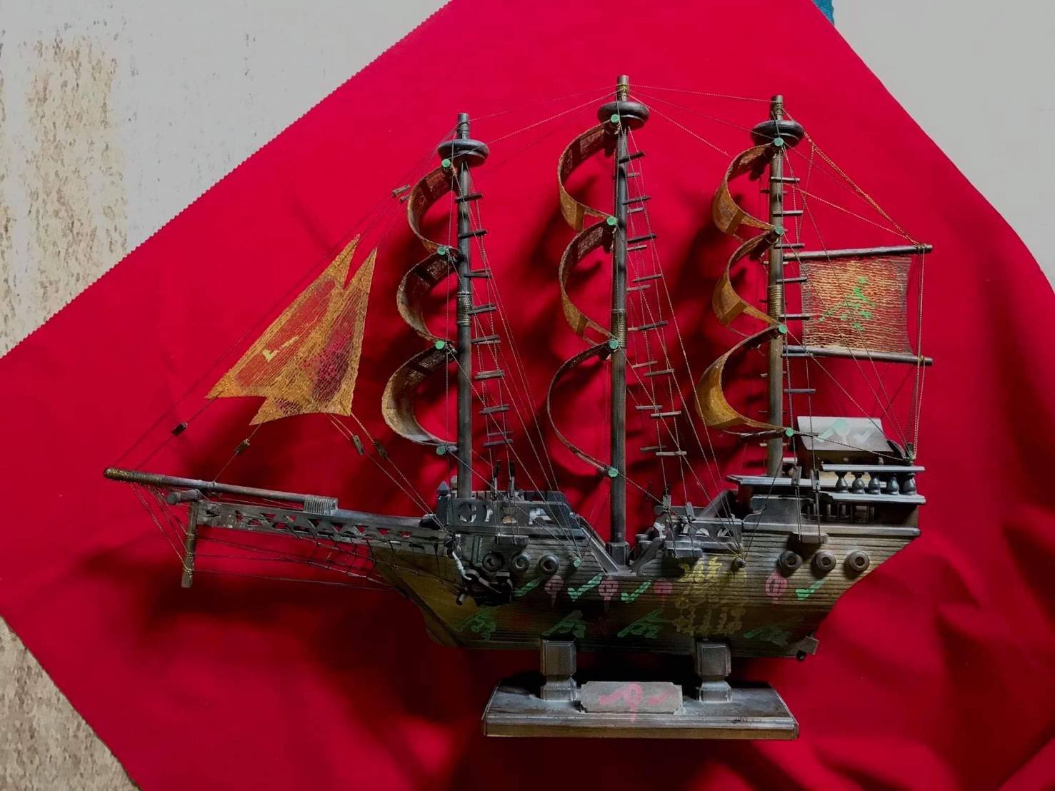 296291 เรือสำเภาเจ้าทรัพ์  ยันต์ฟ้าประทานพร  (เนื้อไม้ ใบผ้าสีทอง)  อาแปะโรงสี ปี2519 ศาลเจ้า จ.ประทุมธานี