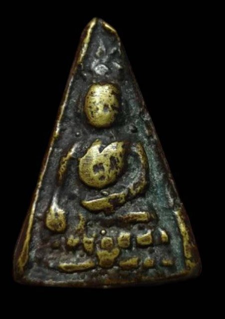 304475 เหรียญหล่อหลวงพ่อเพชร พิมพ์สามเหลี่ยม เนื้อโลหะผสม พุทธศักราช 2481 วัดท่าหลวงพระอารามหลวง จ.พิจิตร