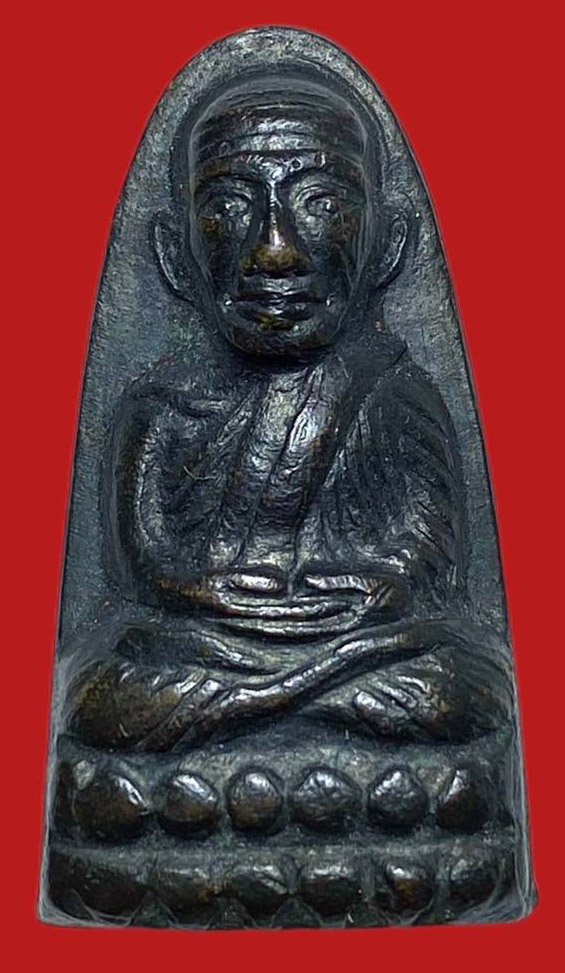 304508 หลวงปู่ทวด วัดช้างให้   เตารีดหลังหนังสือเล็ก  ปี2505 พิมพ์ ว. หัวห่าง  เนื้อทองเหลืองรมดำ  จังหวัดปัตตานี