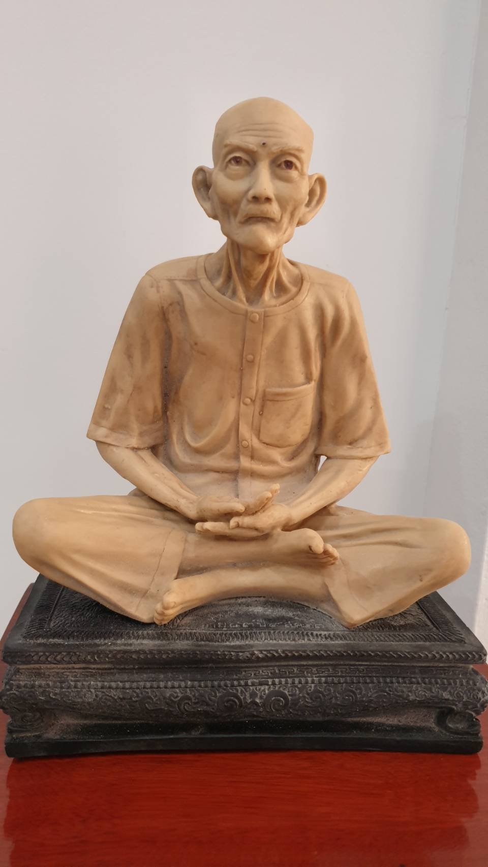 296924 รูปหล่อบูชาแปะโรงสี  ตั้งหน้ารถ ไต๋ก๋งเรือ ปี22 เนื้อเรซิ่น สีงาช้าง