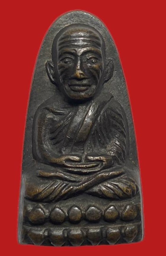 304579 หลวงปู่ทวด วัดช้างให้  เตารีดหลังหนังสือเล็ก  พิมพ์ ว. ตัน  ปี2505 เนื้อทองเหลืองรมดำ  จ.ปัตตานี