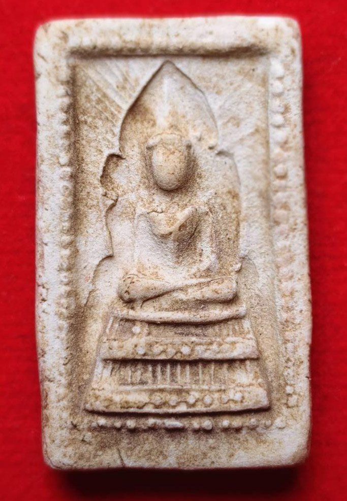 304584 พระสมเด็จแหวกม่าน  พิมพ์ข้างเม็ดปางมารวิชัย  กรุ.ต้นพิกุล 2490 - 2500  หลวงพ่อกวย วัดโฆสิตาราม   เนื้อ ผงพุทธคุณ (นิยม) จ.ชัยนาท