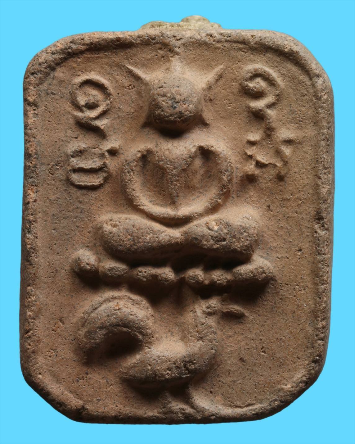 296644 พระหลวงพ่อปาน พิมพ์ทรงไก่หางพวง เนื้อดินเผา ประมาณ ปี 2460-2480 วัดบางนมโค จ.อยุธยา