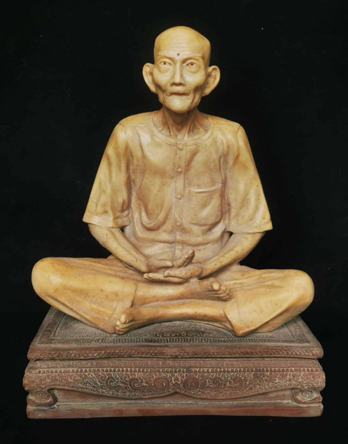 304621 องค์บูชา เซียนแปะโรงสี  อาจารย์ โง้ว กิม โคย  เนื้อเรซิ่น หน้าตัก9 นิ้ว  ฐานโต๊ะ รุ่น2 ปี2523  จ.ปทุมธานี 