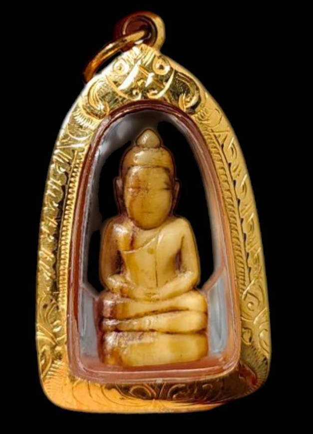 304701 พระพุทธลอยองค์ หลวงพ่อเดิม เนื้องาแกะ พุทธศักราช 2470-2494 วัดหนองโพ จ.นครสวรรค์