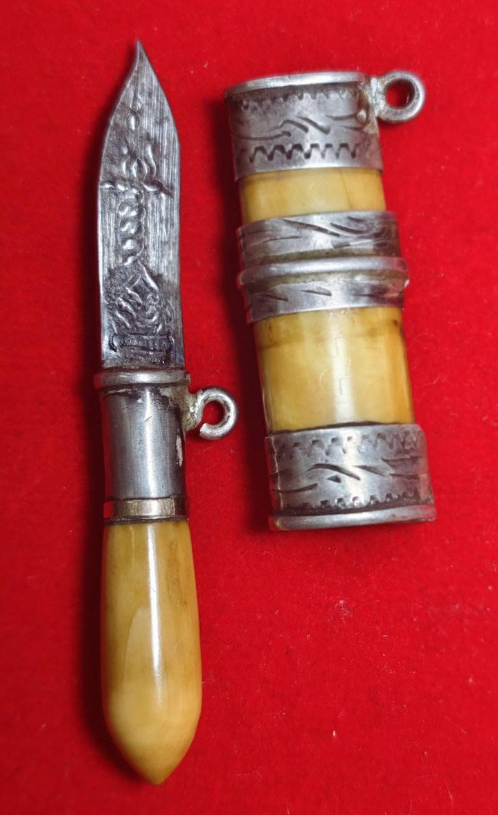 304735 มีดสาริกา หมอหลวงพ่อเดิม  ด้ามงา-ฝักไม้ แหนบเงินตลอดเล่ม  ใบมีด เนื้อโลหะ  จัดสร้างปี 2470-2494  วัดหนองโพธิ์ จังหวัดนครสวรรค์ 