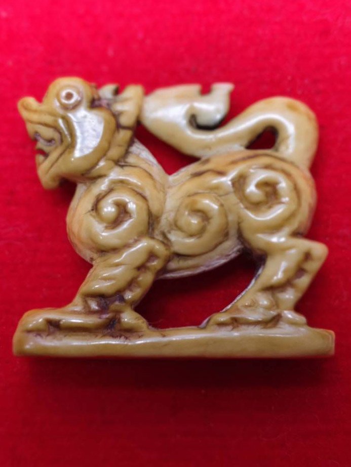 304737 สิงห์งาแกะ หลวงพ่อเดิม  วัดหนองโพ พิมพ์สามขวัญ  (นิยม) เนื้องาช้าง  พุทธศักราช 2470-2485  จ.นครสวรรค์ 